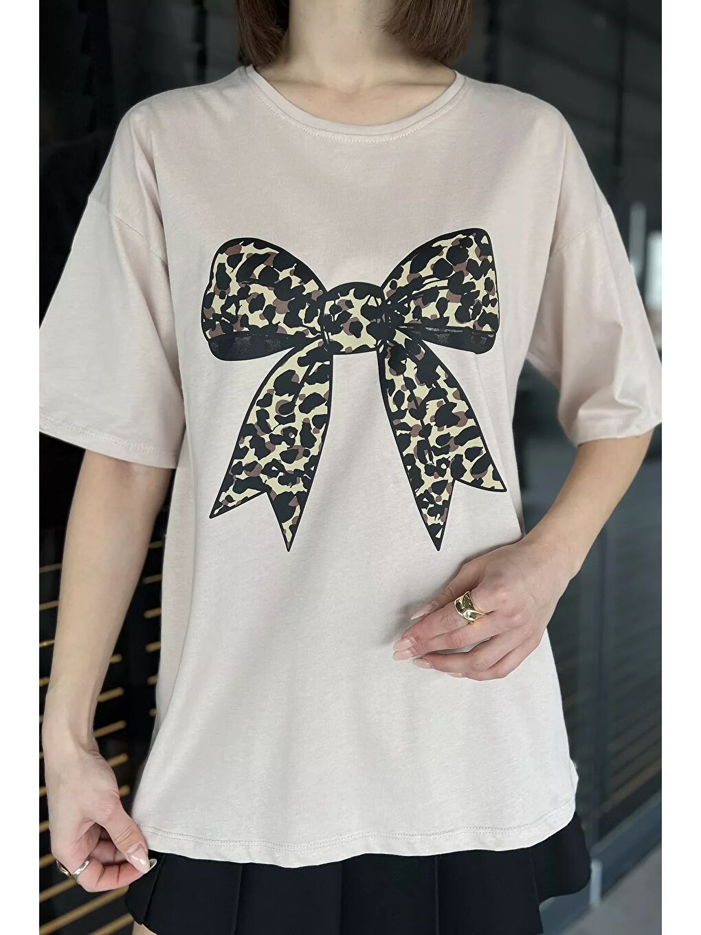 Bej Leopar Desen Kurdele Baskılı Bisiklet Yaka Kadın Tişört-3