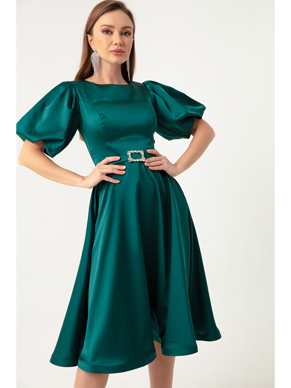 Kadın Zümrüt Yeşili Balon Kollu Taşlı Kemerli Mini Saten Abiye Elbise-2