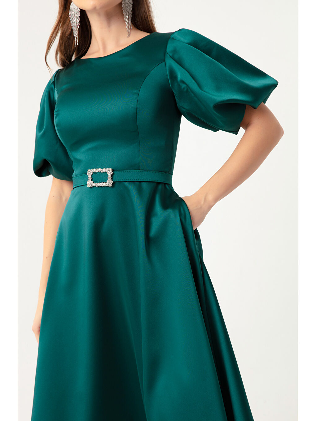 Kadın Zümrüt Yeşili Balon Kollu Taşlı Kemerli Mini Saten Abiye Elbise-3