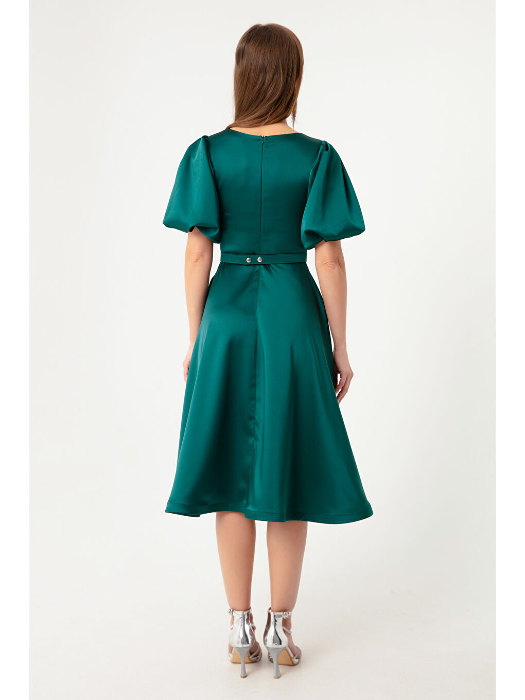 Kadın Zümrüt Yeşili Balon Kollu Taşlı Kemerli Mini Saten Abiye Elbise-4