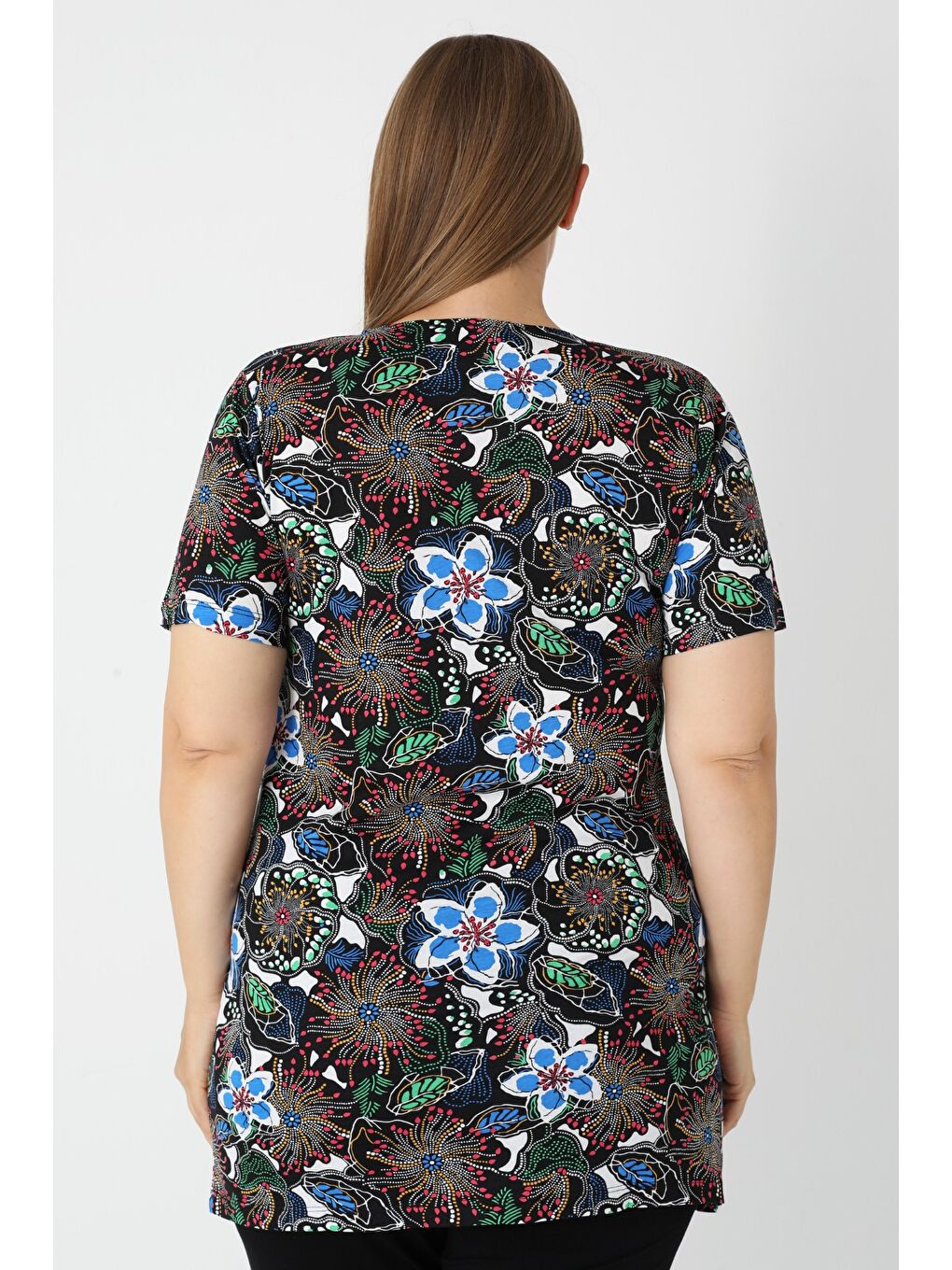 Siyah Haki Desenli Kısa Kollu Kadın Büyük Beden Pamuklu T-shirt-4