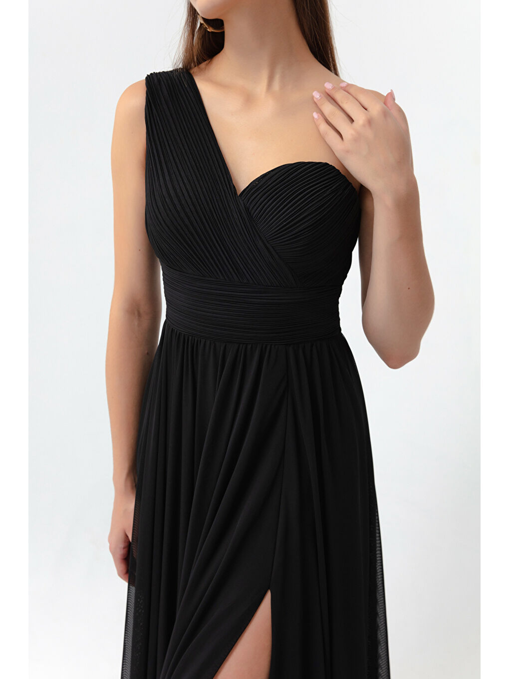 Kadın Siyah Tek Omuz Yırtmaçlı Uzun Abiye Elbise-3