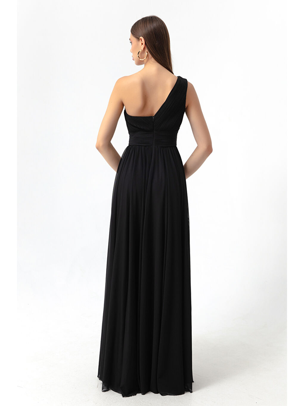 Kadın Siyah Tek Omuz Yırtmaçlı Uzun Abiye Elbise-4
