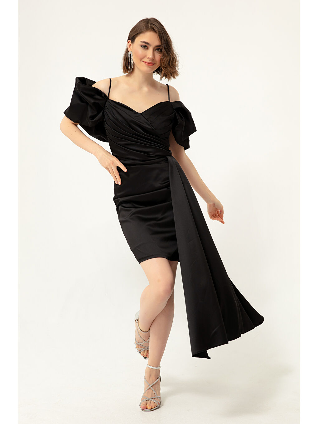 Kadın Siyah İnce Askılı Kuyruklu Abiye Elbise-1