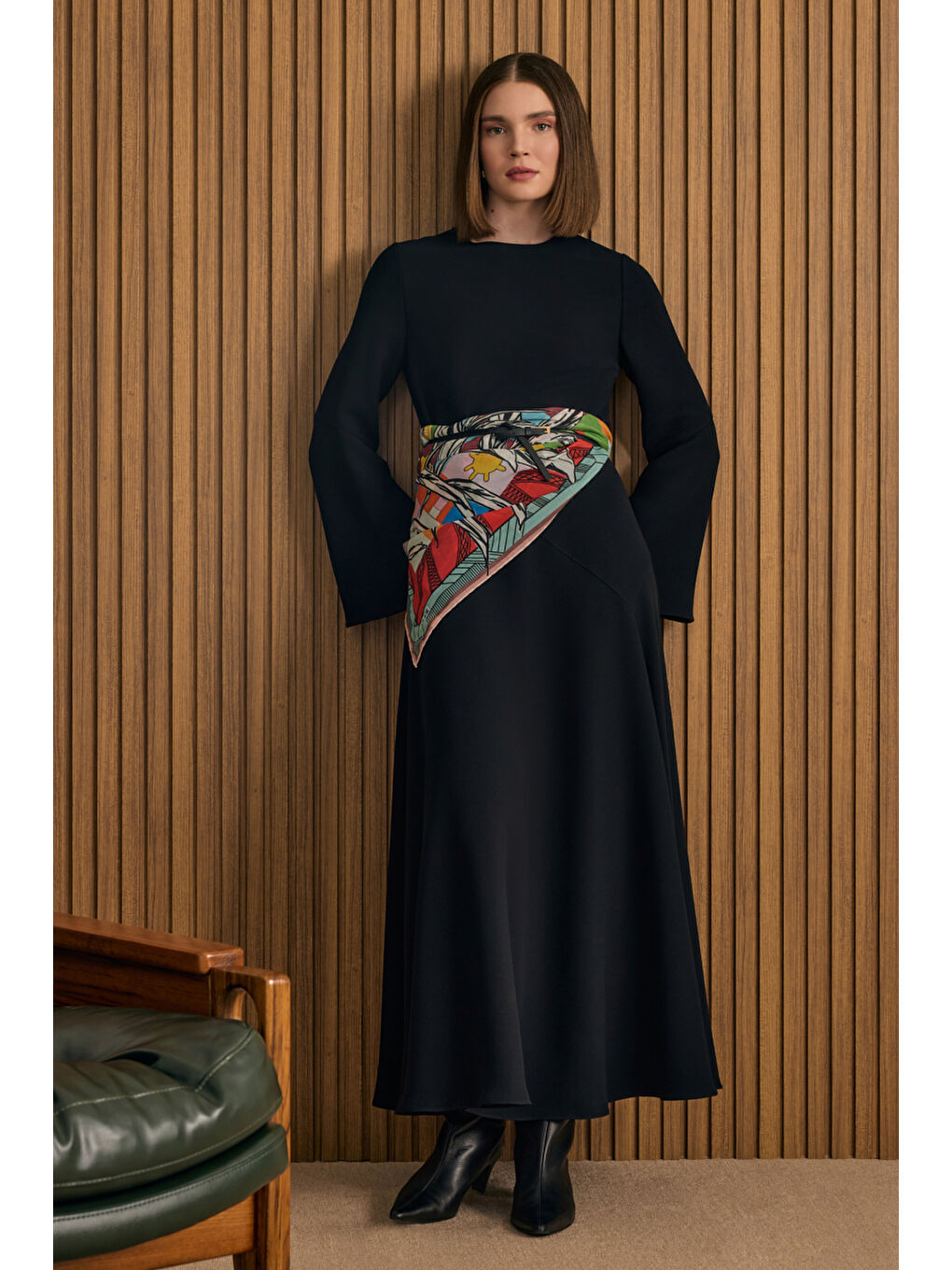 Siyah Kup Detaylı Eteği Godeli Elbise