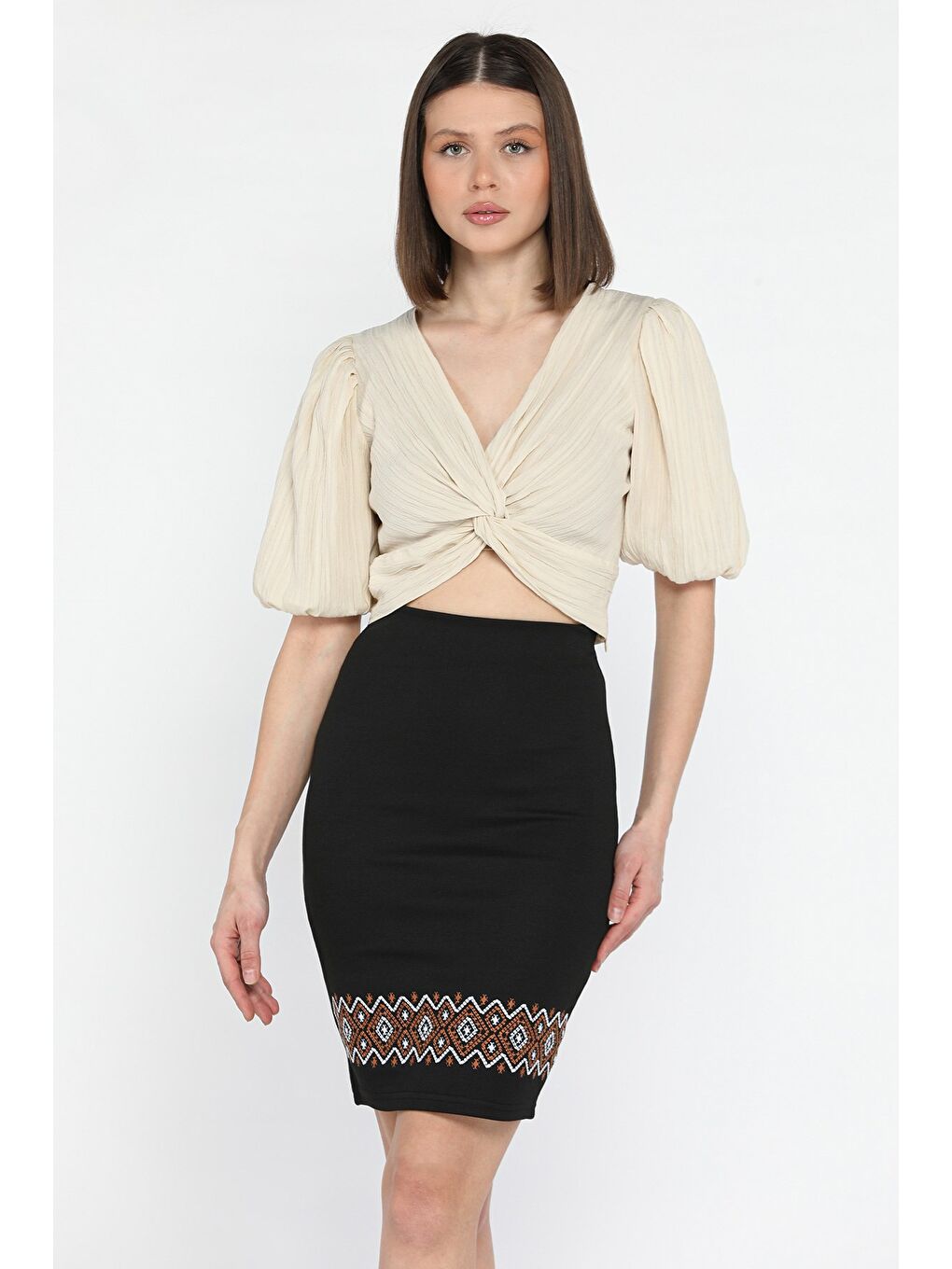 Siyah Kadın Nakış Detaylı Kalem Etek