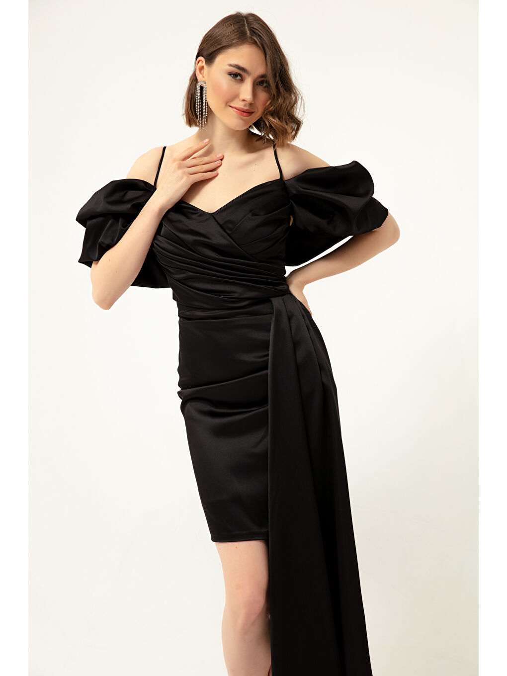 Kadın Siyah İnce Askılı Kuyruklu Abiye Elbise-3