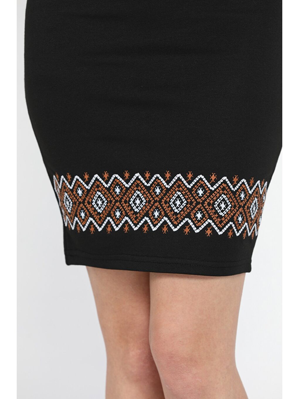 Siyah Kadın Nakış Detaylı Kalem Etek-3