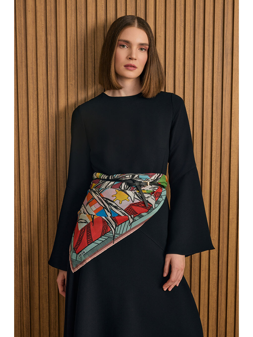 Siyah Kup Detaylı Eteği Godeli Elbise-1