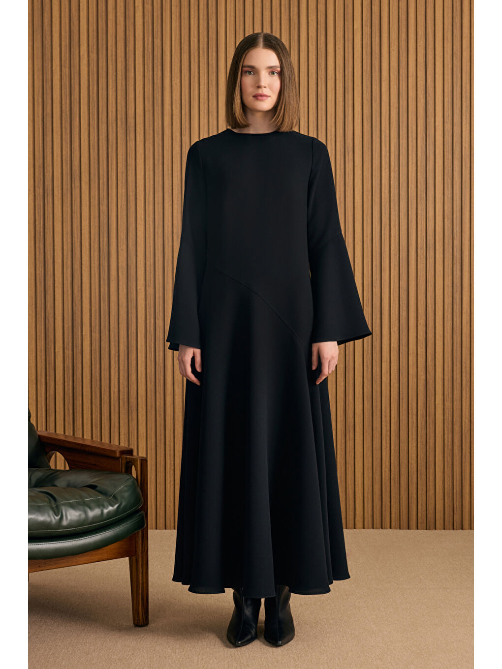 Siyah Kup Detaylı Eteği Godeli Elbise-2