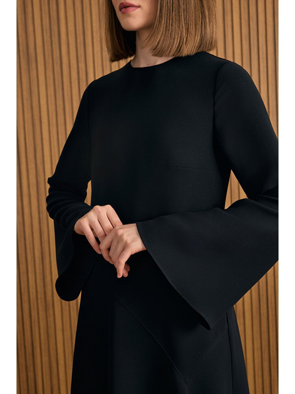 Siyah Kup Detaylı Eteği Godeli Elbise-4