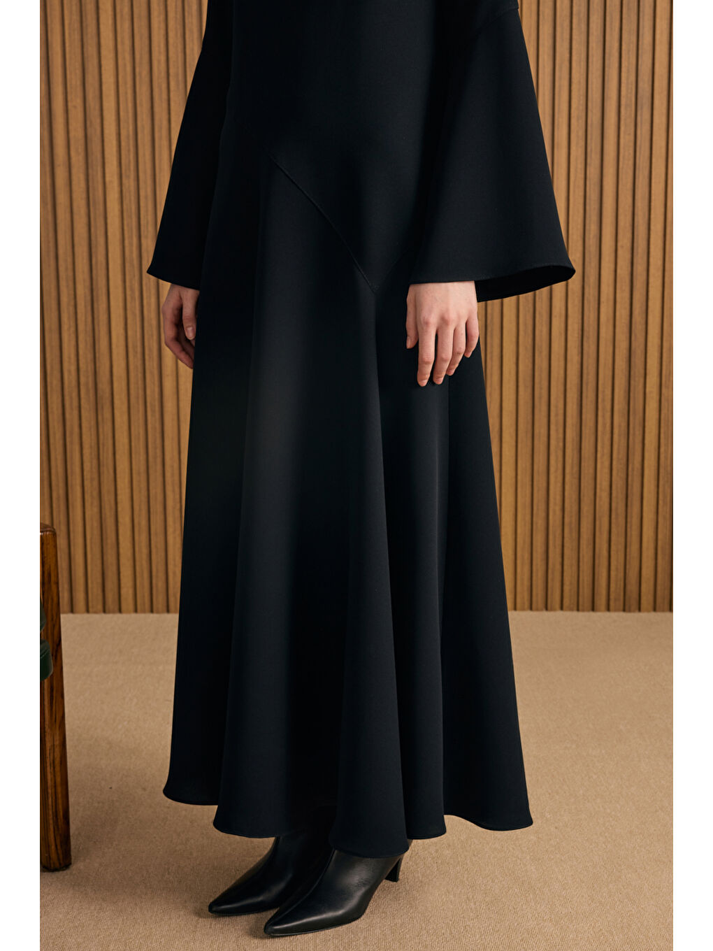 Siyah Kup Detaylı Eteği Godeli Elbise-5