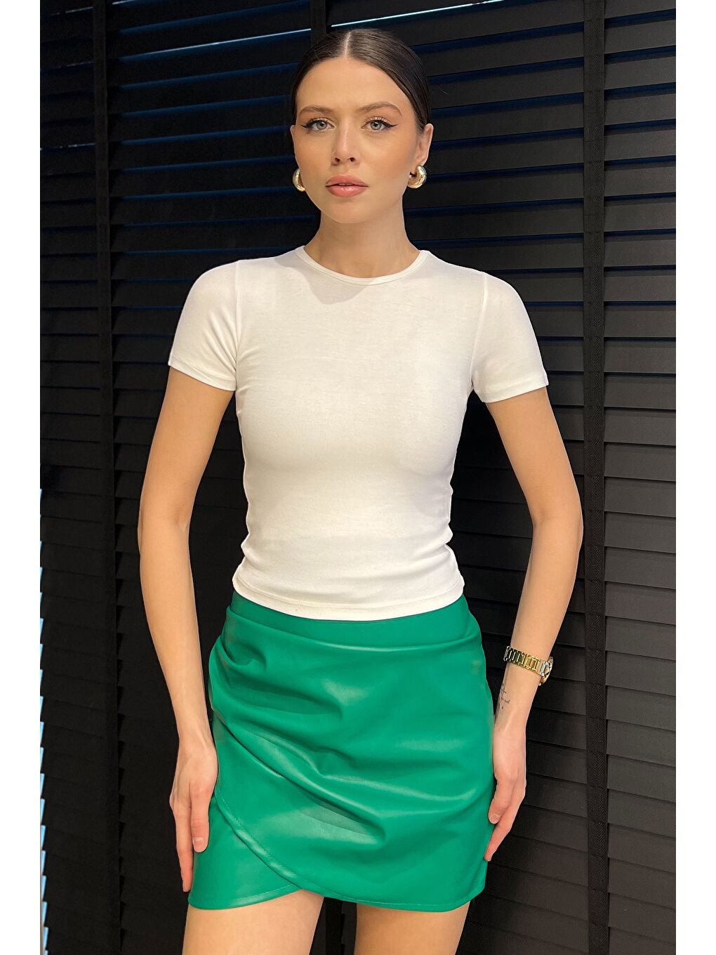 Ekru Kadın Bisiklet Yaka Basic Tişört-1