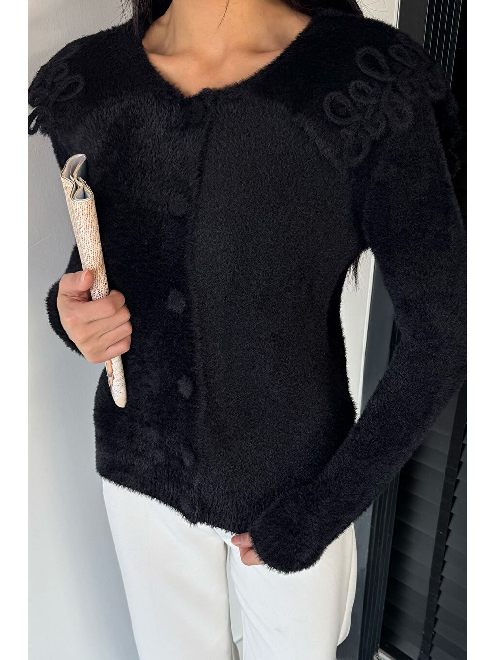 Siyah Kadın Yaka Detaylı Yumoş İplik Triko Ceket-2