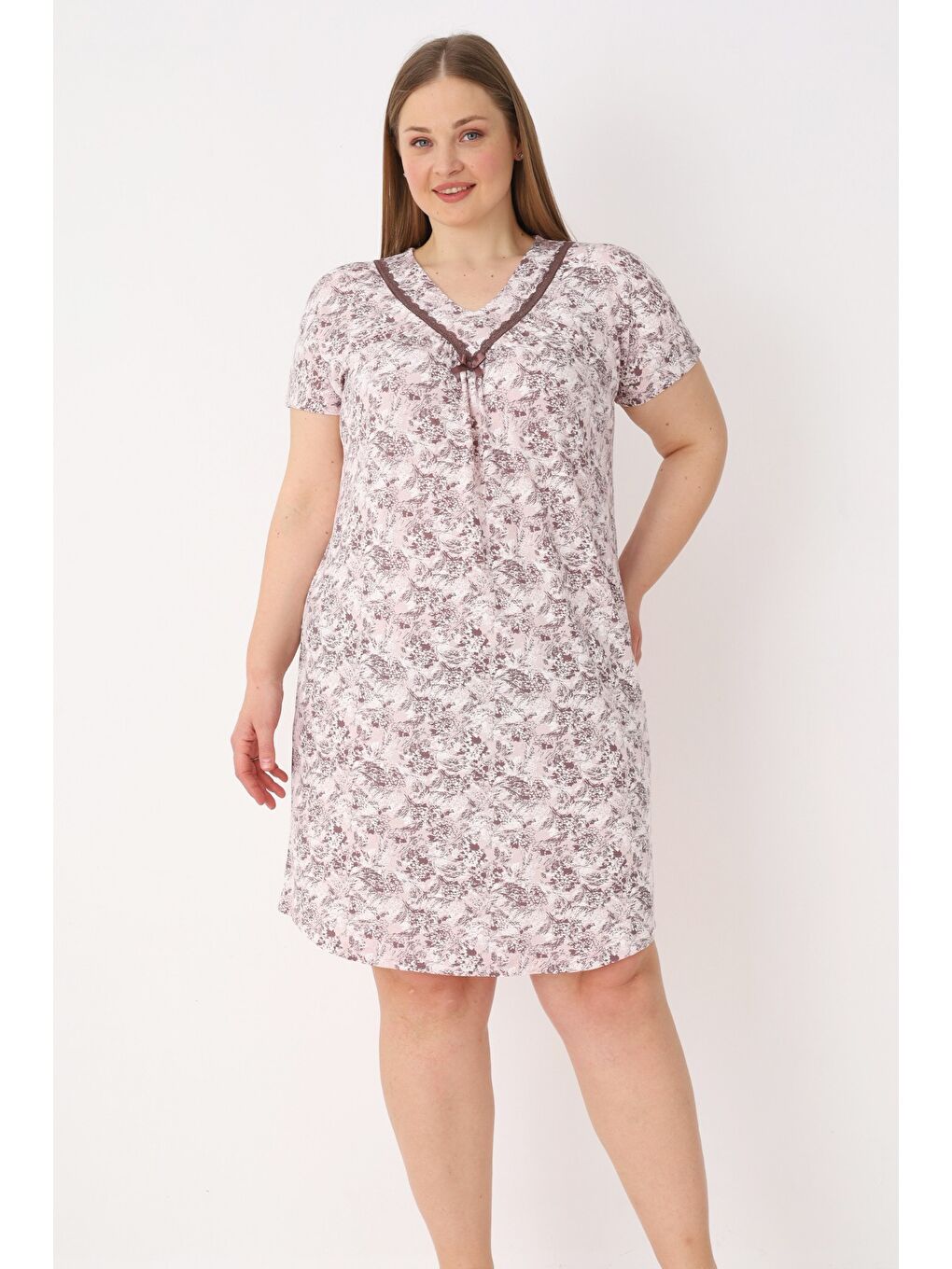 Pembe Desenli Dantel Detaylı Elastanlı Kısa Kollu V Yaka Kadın Büyük Beden Gecelik