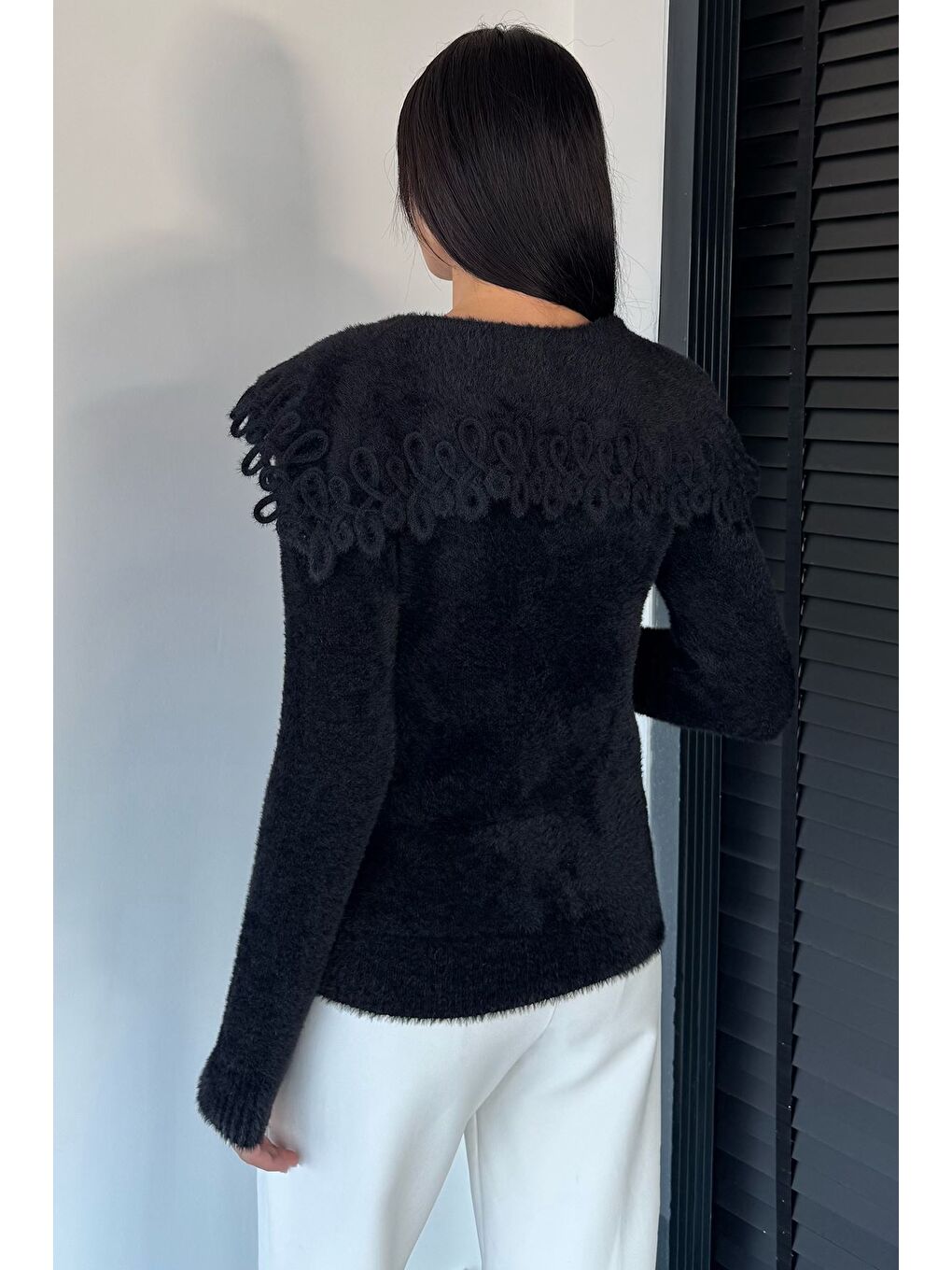 Siyah Kadın Yaka Detaylı Yumoş İplik Triko Ceket-3