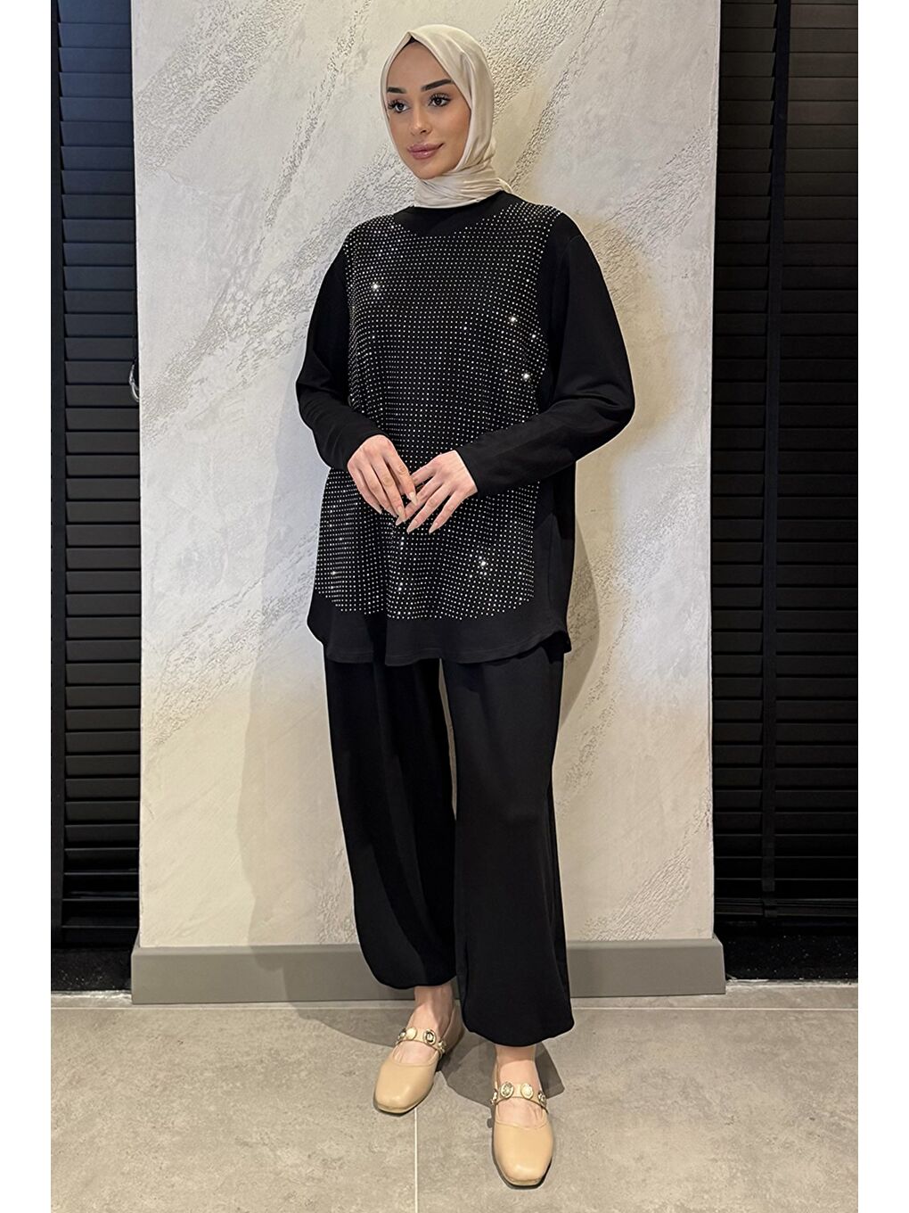 Siyah Taş İşlemeli Bisiklet Yaka Tunik Pantolon Tesettür İkili Takım-1