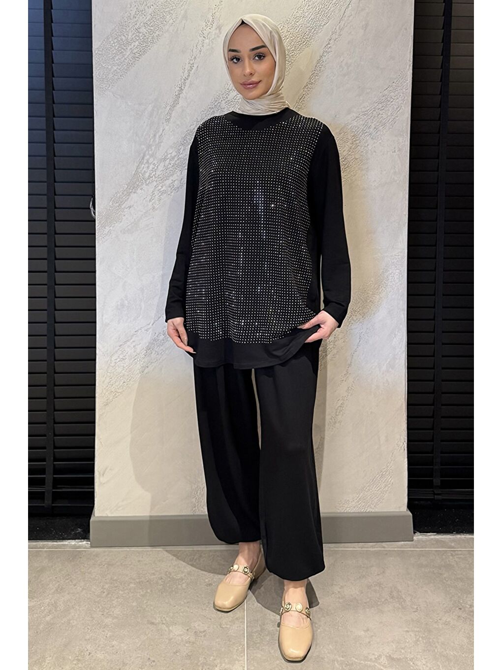Siyah Taş İşlemeli Bisiklet Yaka Tunik Pantolon Tesettür İkili Takım-3