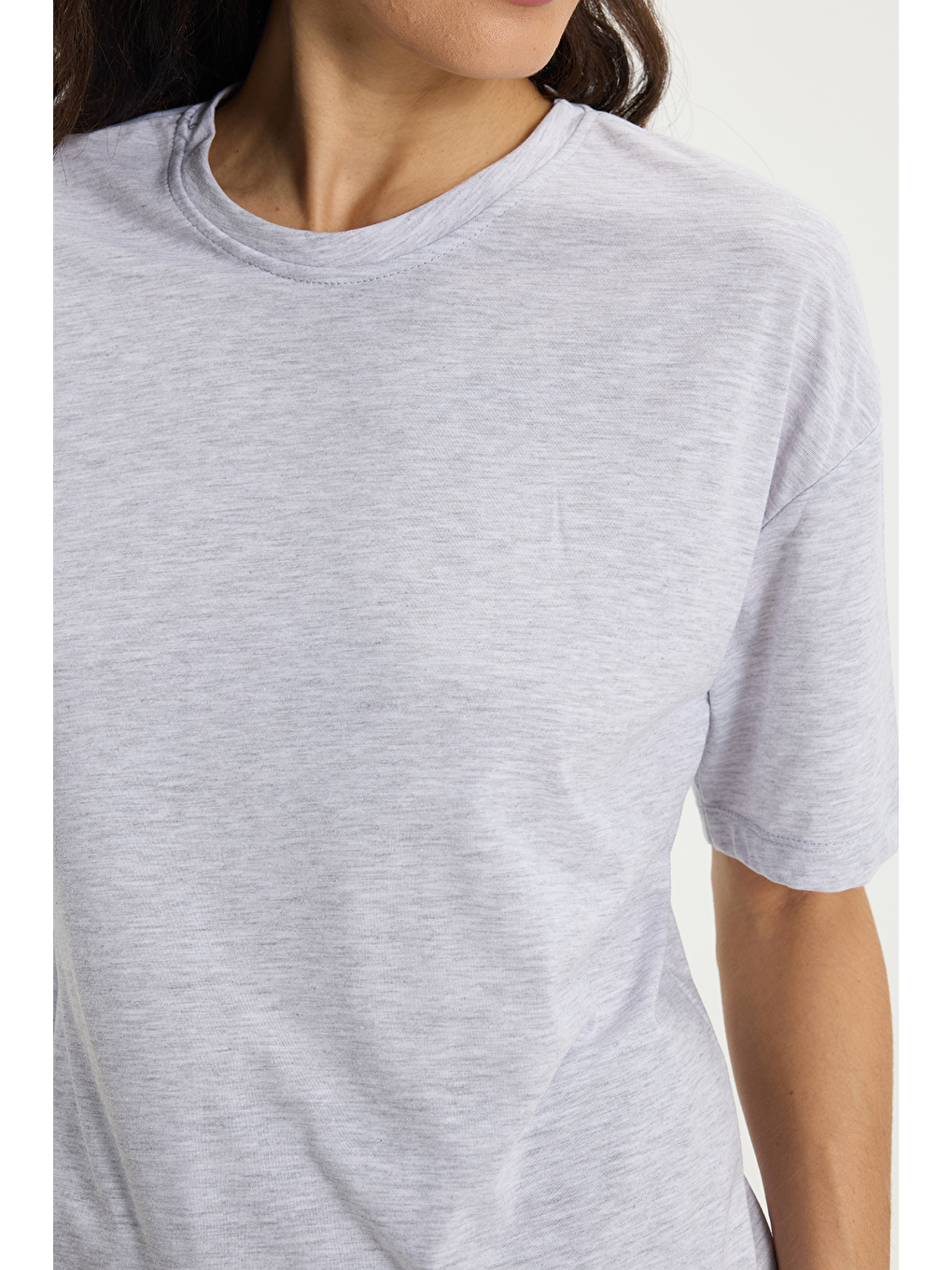 Kadın Slim Fit Dar Kesim %100 Pamuk Kısa Kollu Bisiklet Yaka Açık Gri Tişört-4