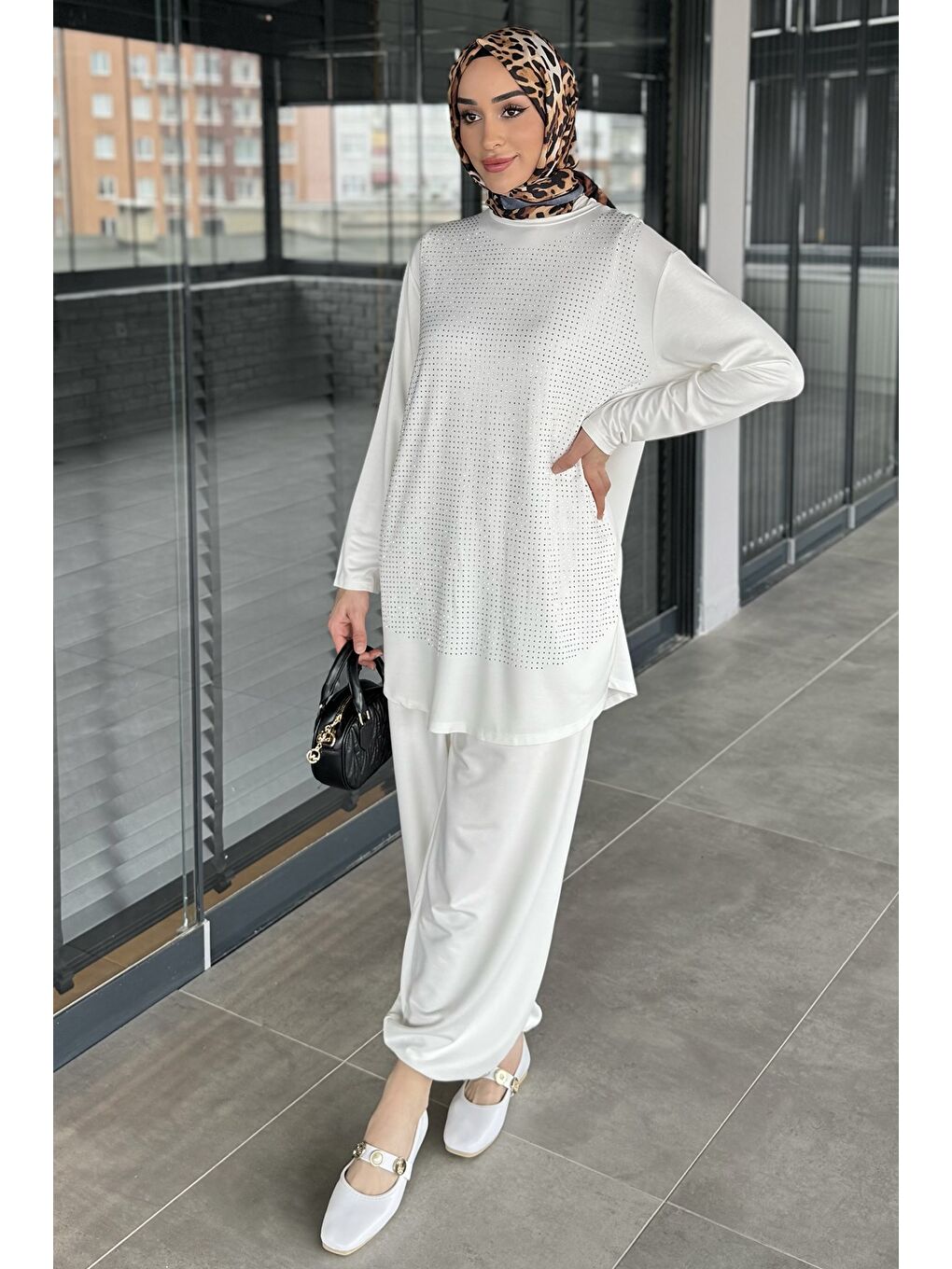 Beyaz Taş İşlemeli Bisiklet Yaka Tunik Pantolon Tesettür İkili Takım