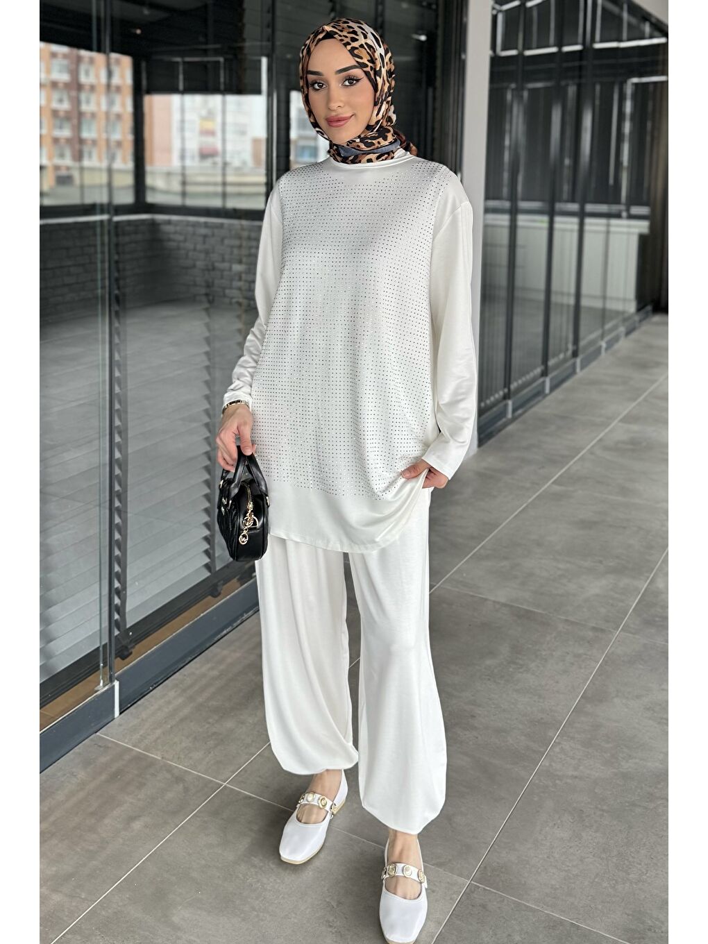 Beyaz Taş İşlemeli Bisiklet Yaka Tunik Pantolon Tesettür İkili Takım-2