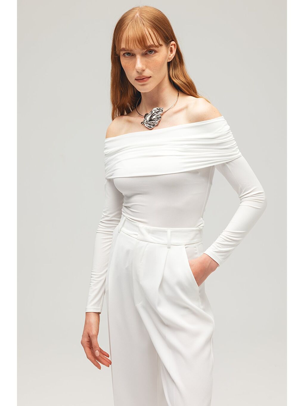 Beyaz Kadın Omuz Açık Carmen Yaka Uzun Kollu Drapeli Örme Bluz - Zarif & Feminen