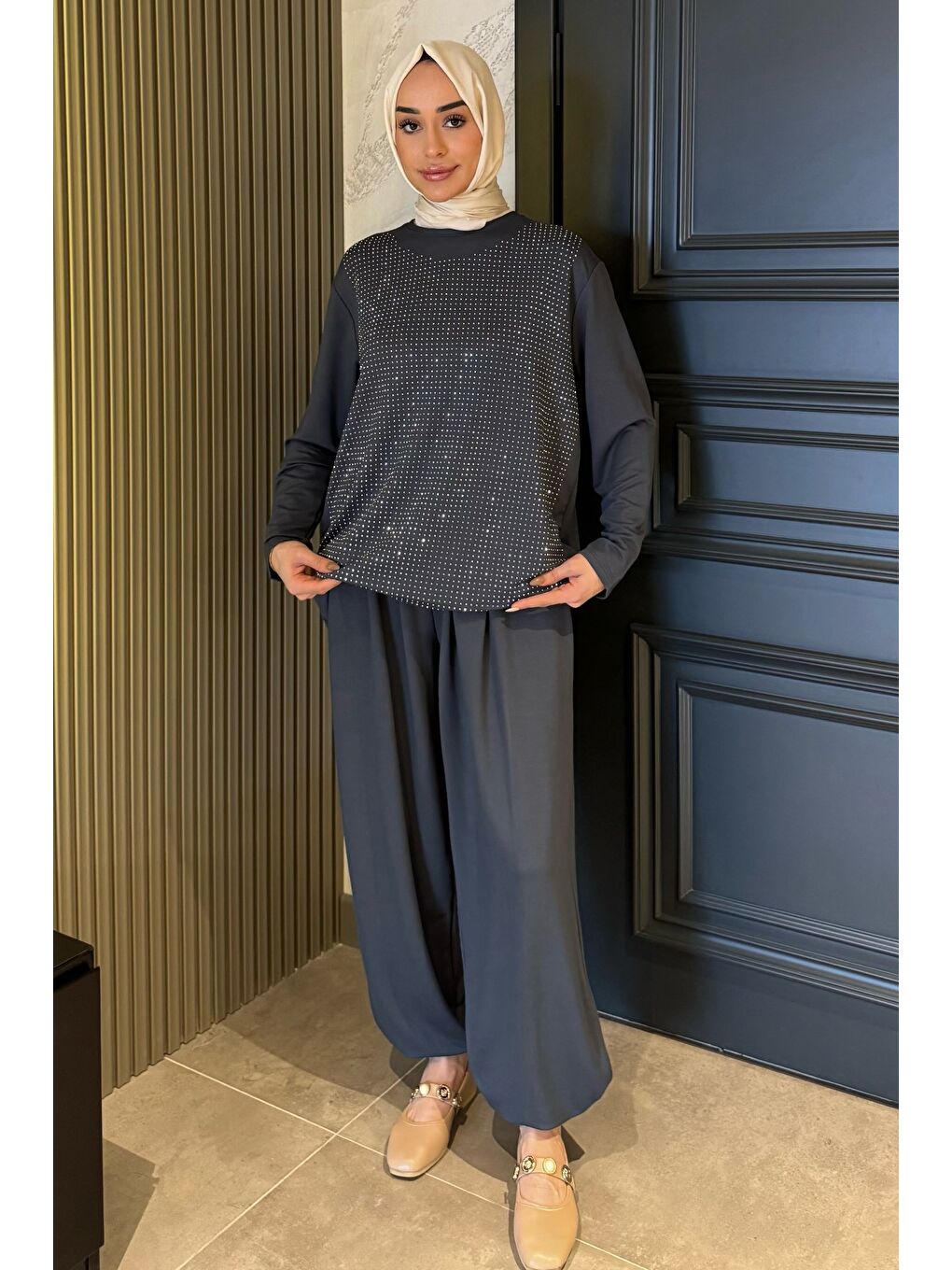 Gri Taş İşlemeli Bisiklet Yaka Tunik Pantolon Tesettür İkili Takım-1