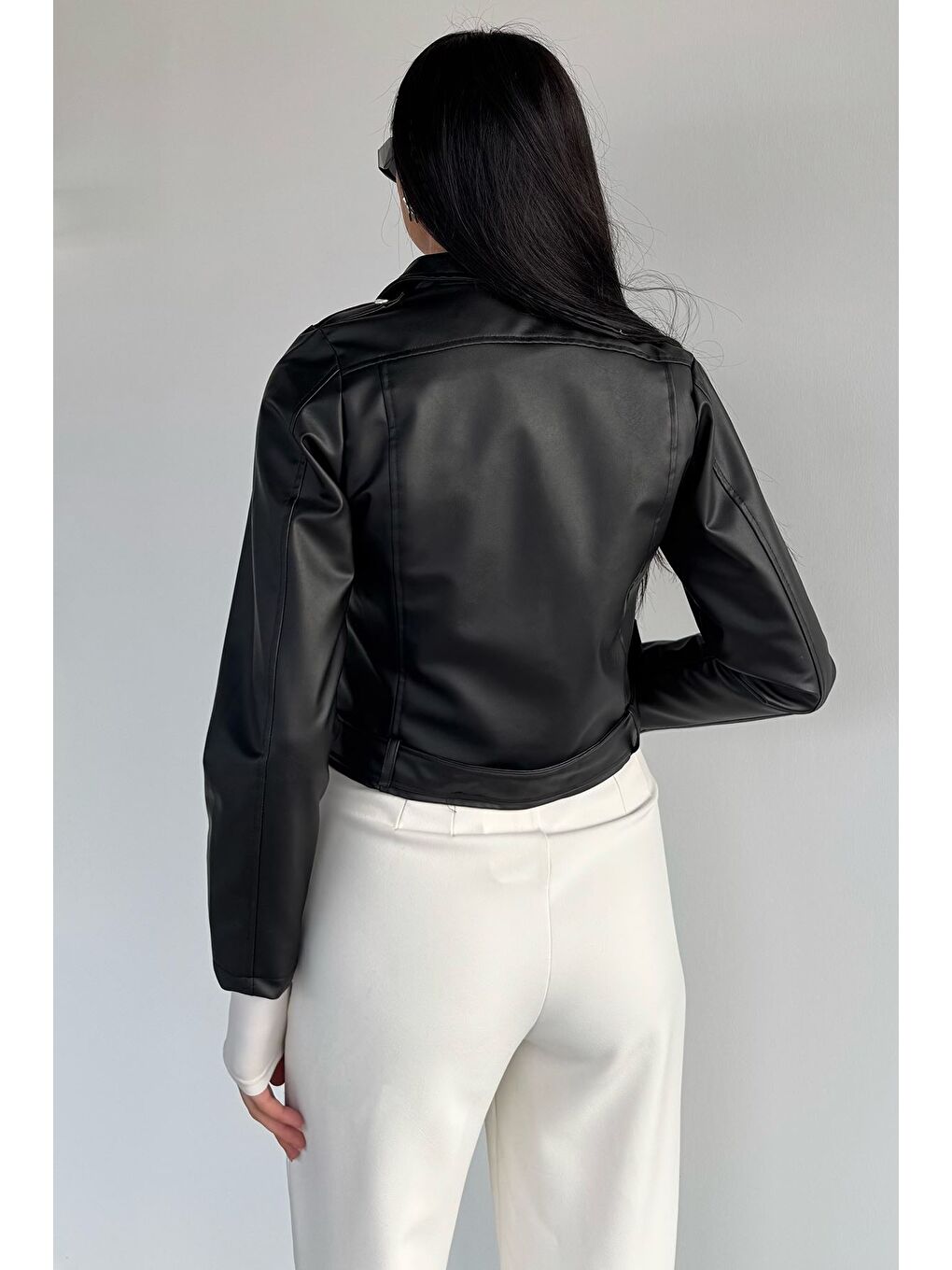 Siyah Kadın Kemer Detaylı Fermuarlı İç Astarlı Suni Deri Ceket-3