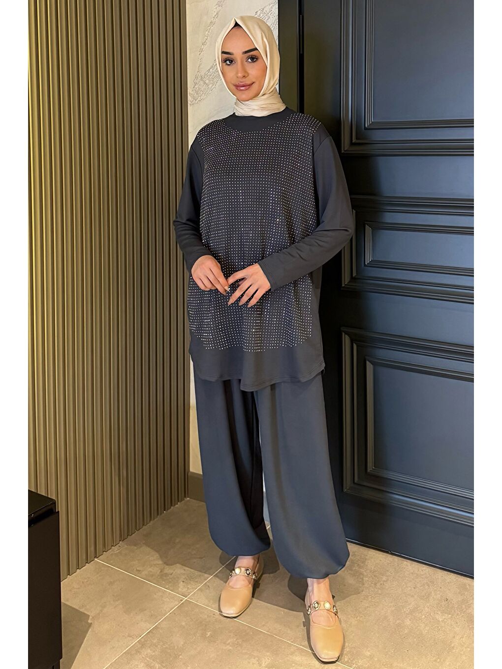 Gri Taş İşlemeli Bisiklet Yaka Tunik Pantolon Tesettür İkili Takım-2