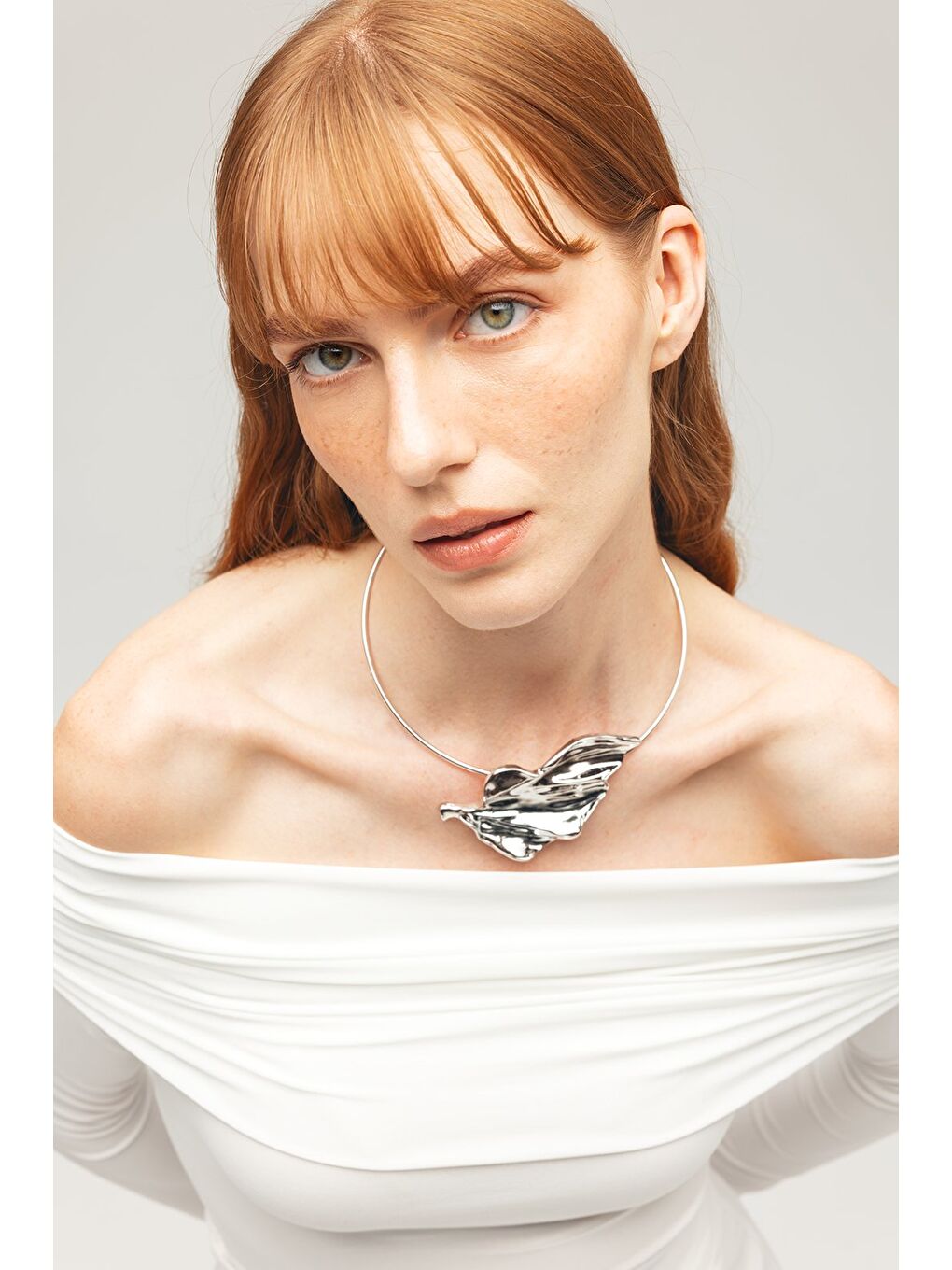 Beyaz Kadın Omuz Açık Carmen Yaka Uzun Kollu Drapeli Örme Bluz - Zarif & Feminen-1