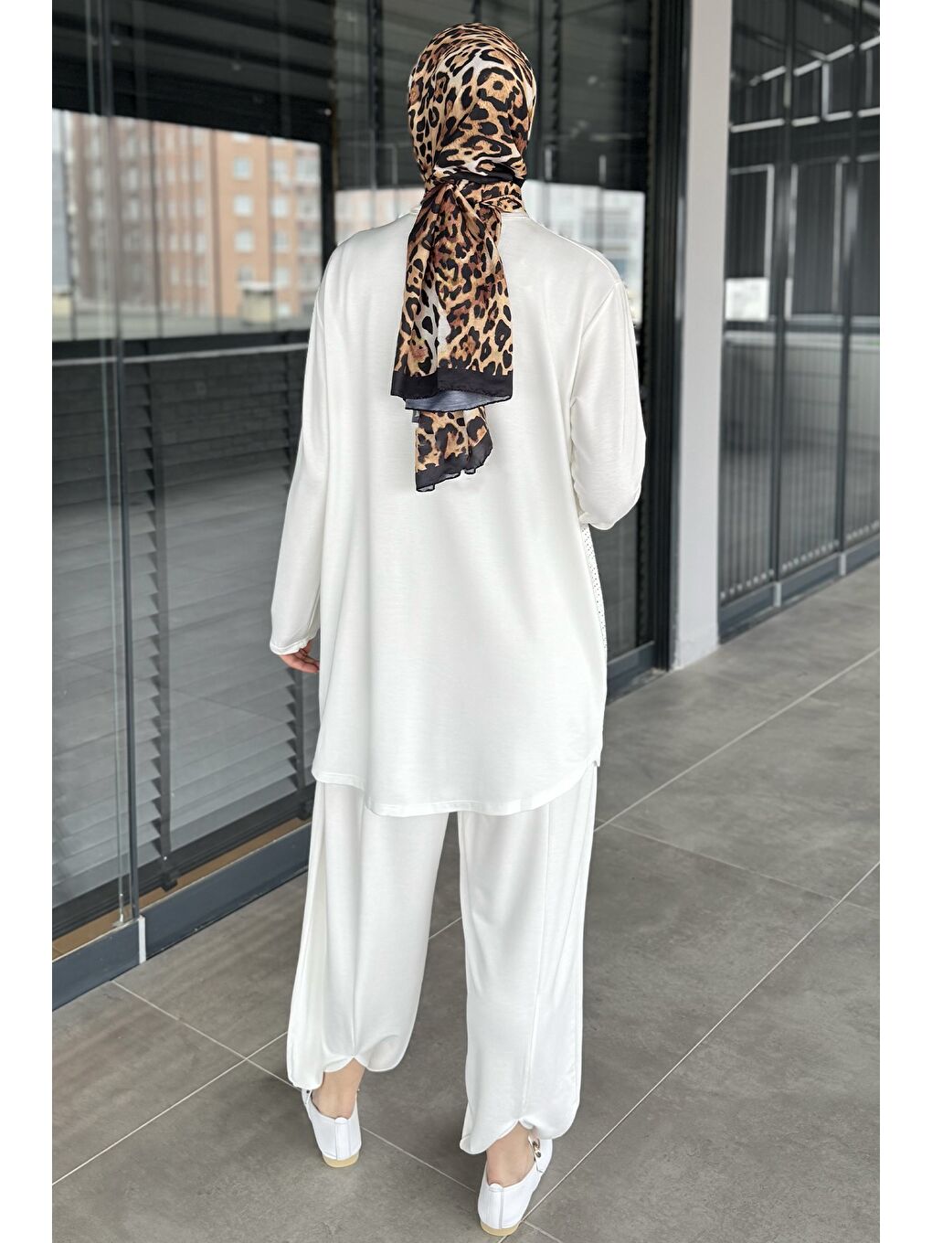 Beyaz Taş İşlemeli Bisiklet Yaka Tunik Pantolon Tesettür İkili Takım-7