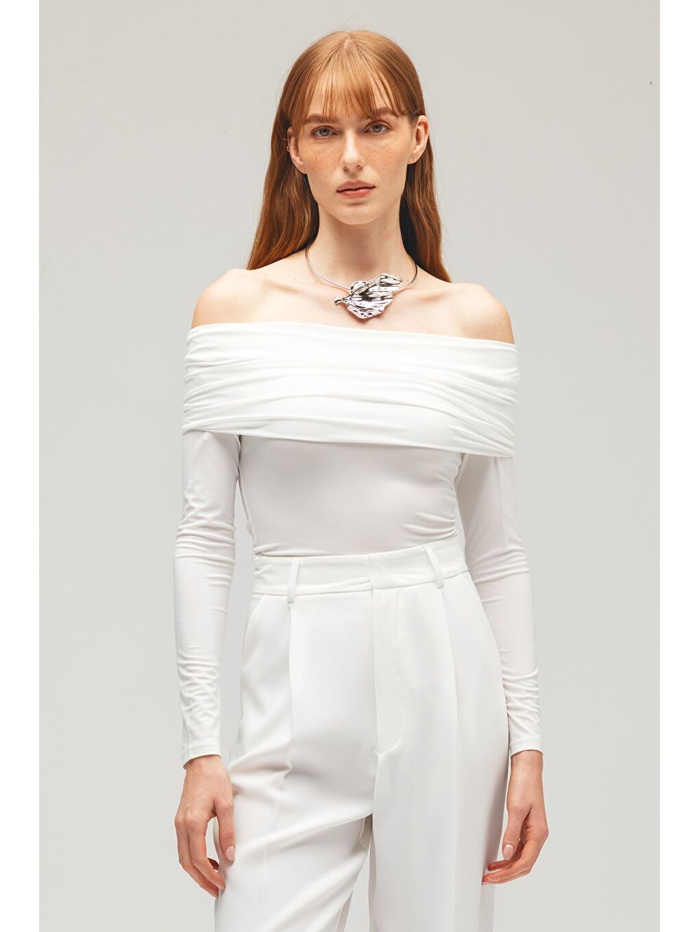 Beyaz Kadın Omuz Açık Carmen Yaka Uzun Kollu Drapeli Örme Bluz - Zarif & Feminen-2