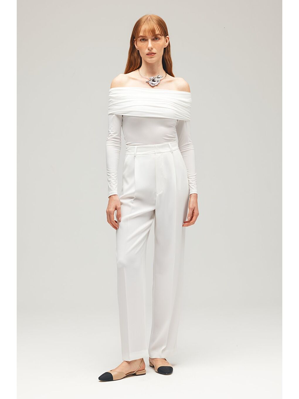 Beyaz Kadın Omuz Açık Carmen Yaka Uzun Kollu Drapeli Örme Bluz - Zarif & Feminen-3