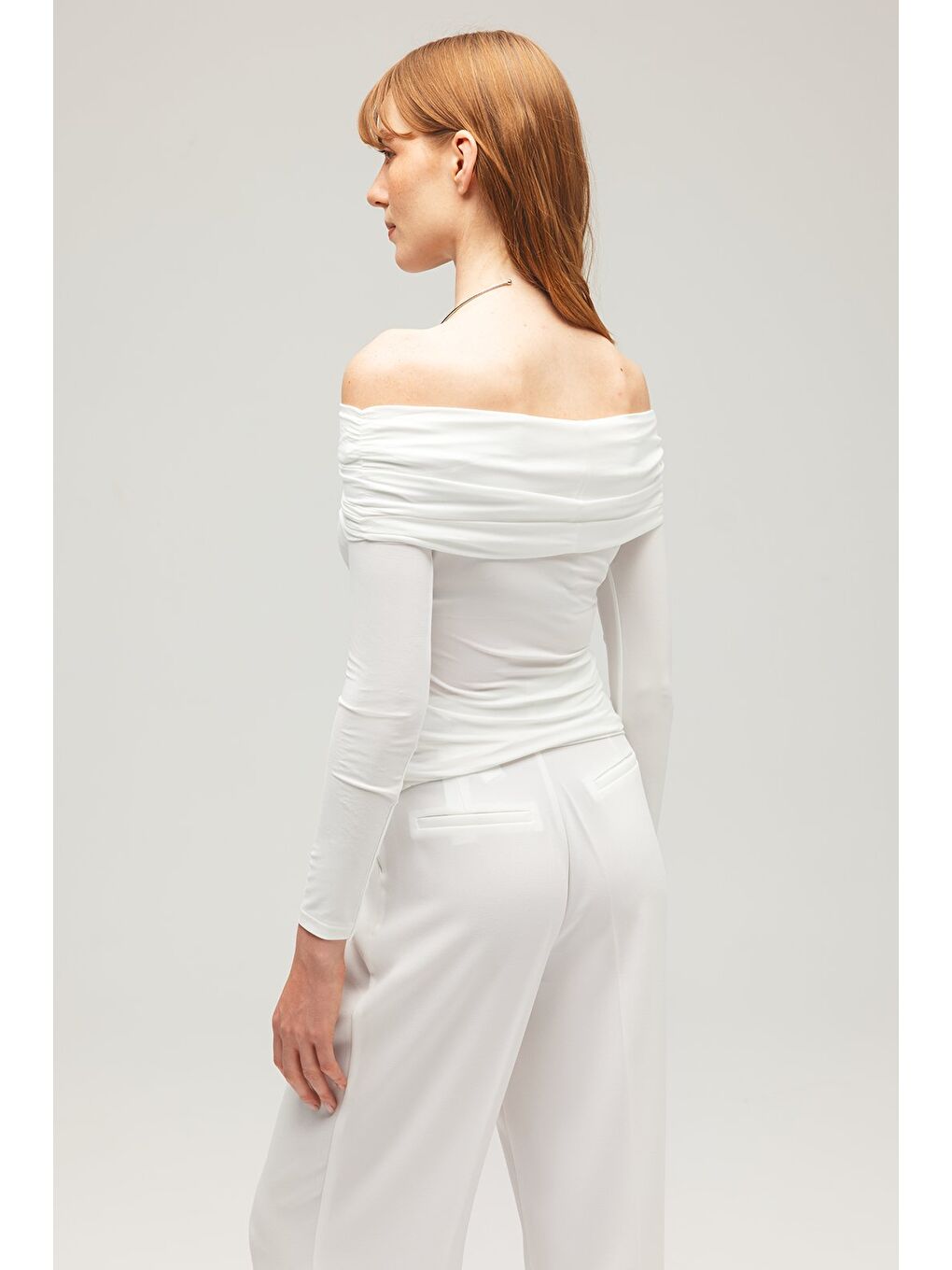 Beyaz Kadın Omuz Açık Carmen Yaka Uzun Kollu Drapeli Örme Bluz - Zarif & Feminen-4