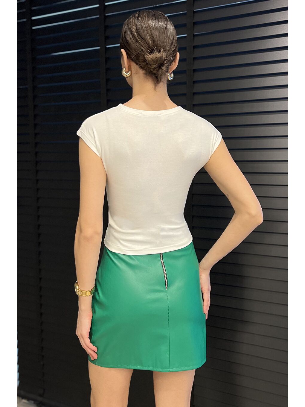 Ekru Bisiklet Yaka Sıfır Kol Kadın Tişört-3