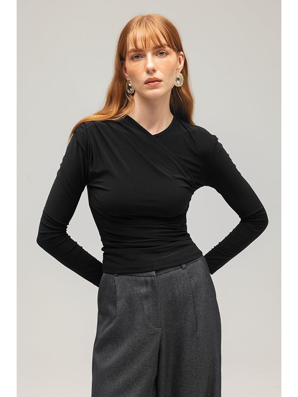 Siyah Kadın Asimetrik Drape Detaylı Uzun Kollu Örme Bluz-1