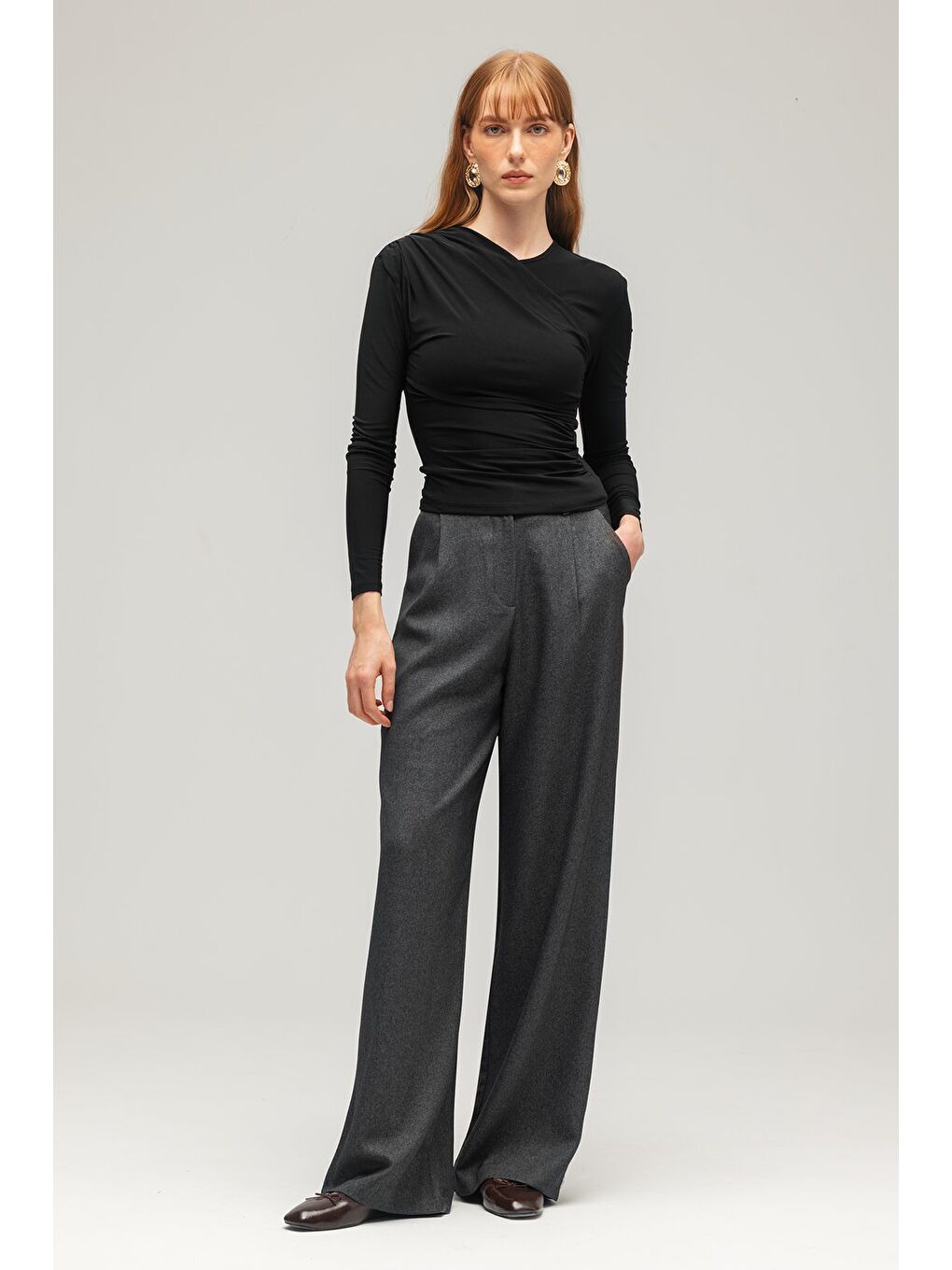 Siyah Kadın Asimetrik Drape Detaylı Uzun Kollu Örme Bluz-2