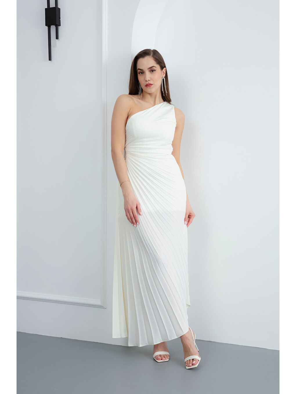 Kadın Beyaz Tek Omuz Piliseli Saten Asimetrik Kesim Midi Abiye Elbise