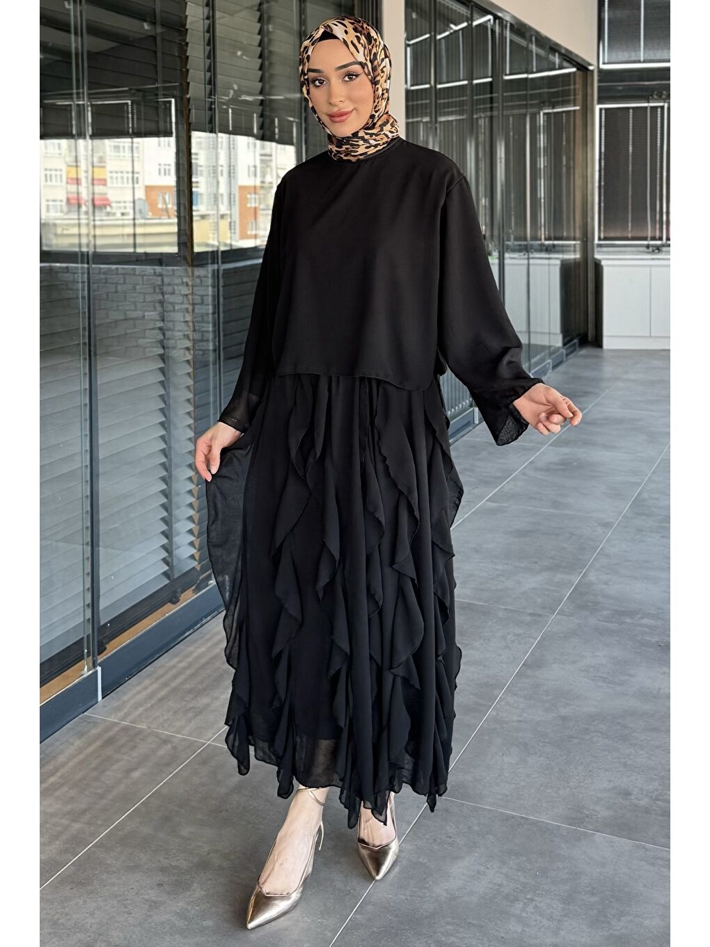 Siyah Astarlı Fırfır Detaylı Şifon Etek Bluz İkili Takım