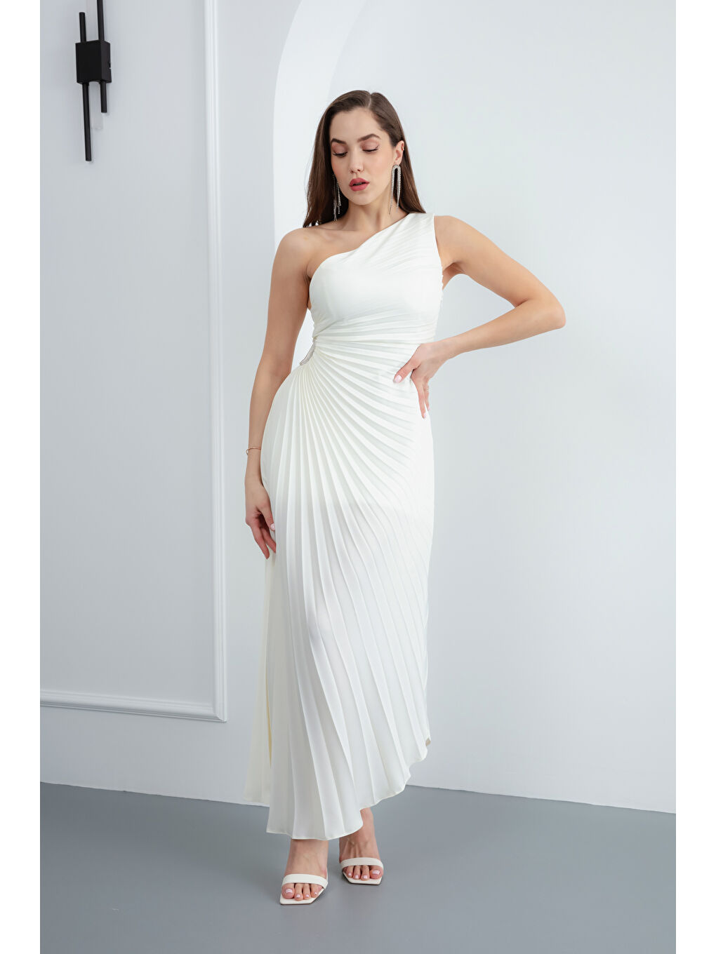 Kadın Beyaz Tek Omuz Piliseli Saten Asimetrik Kesim Midi Abiye Elbise-1