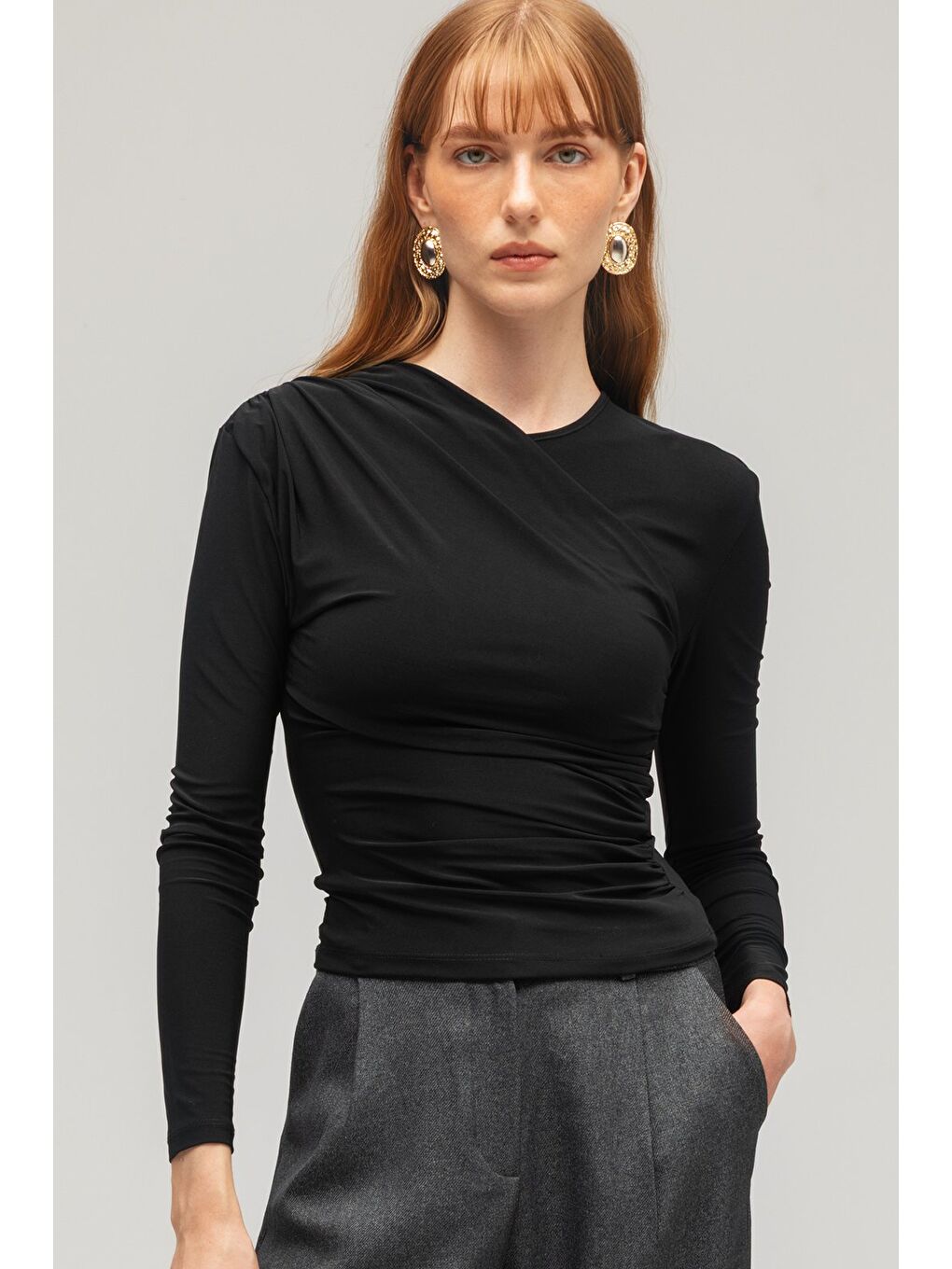 Siyah Kadın Asimetrik Drape Detaylı Uzun Kollu Örme Bluz-3