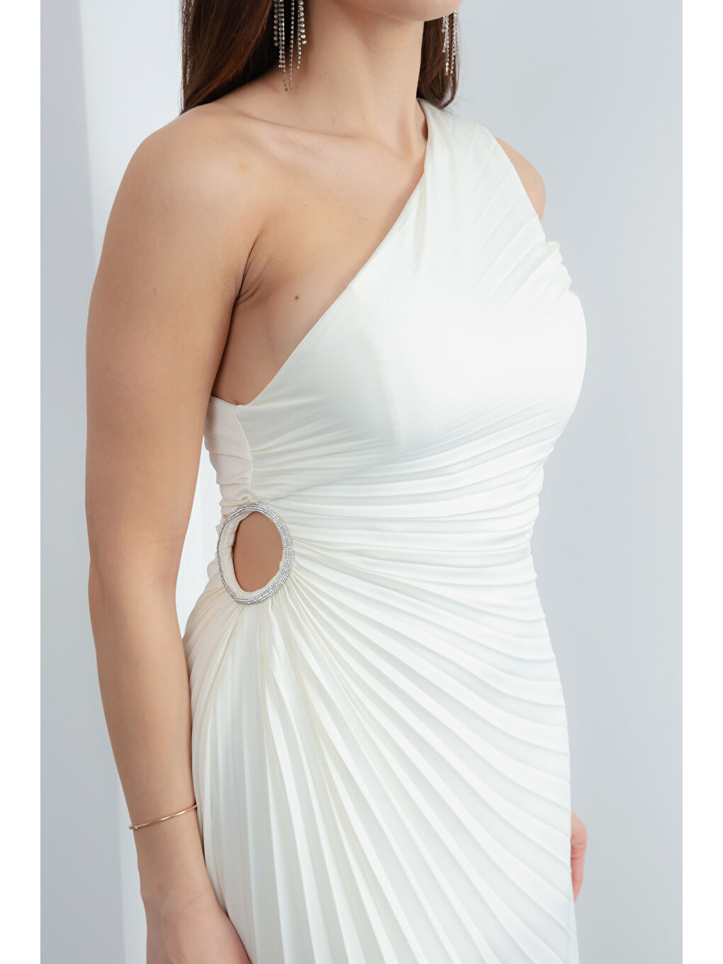 Kadın Beyaz Tek Omuz Piliseli Saten Asimetrik Kesim Midi Abiye Elbise-2