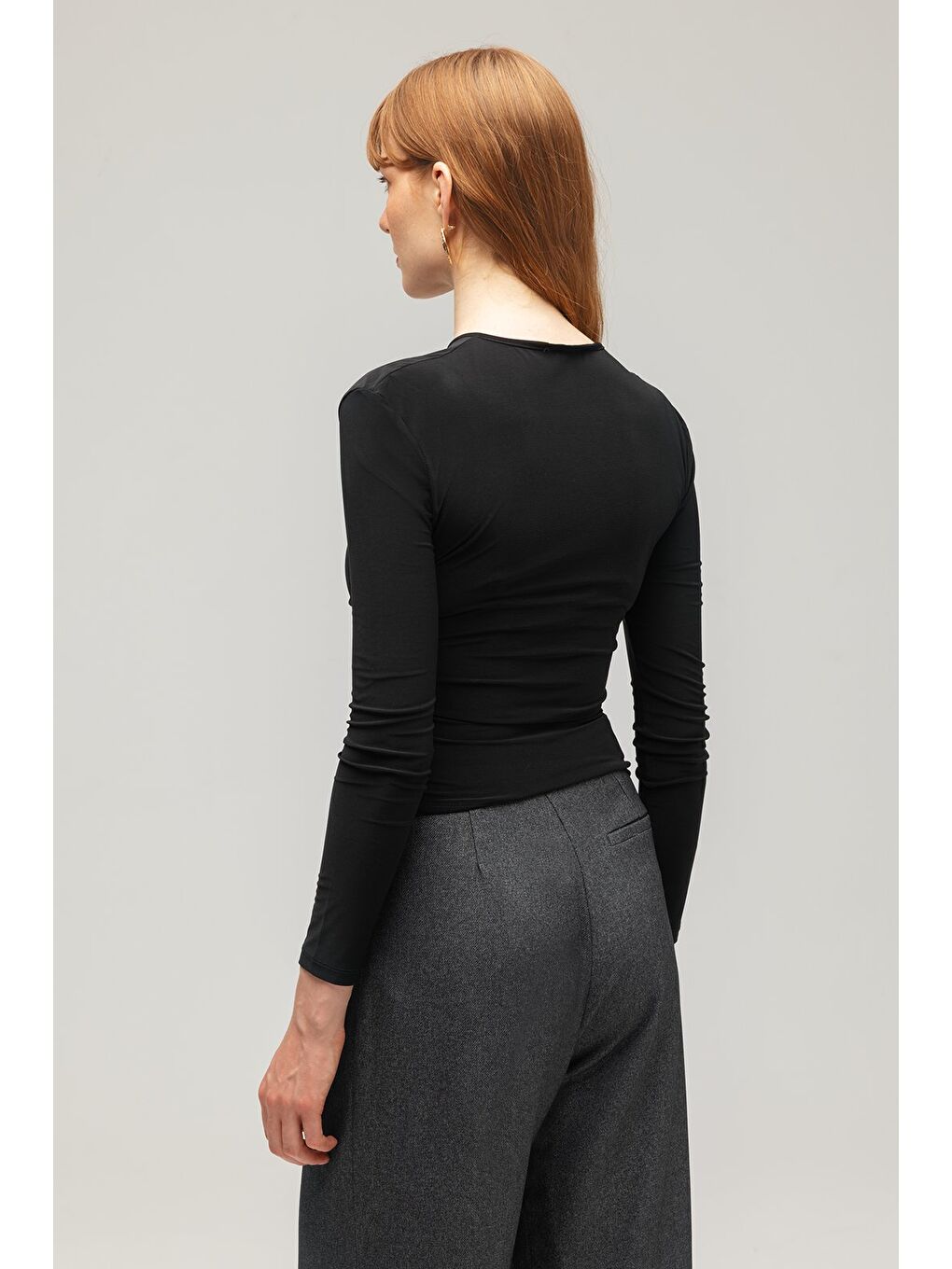 Siyah Kadın Asimetrik Drape Detaylı Uzun Kollu Örme Bluz-4