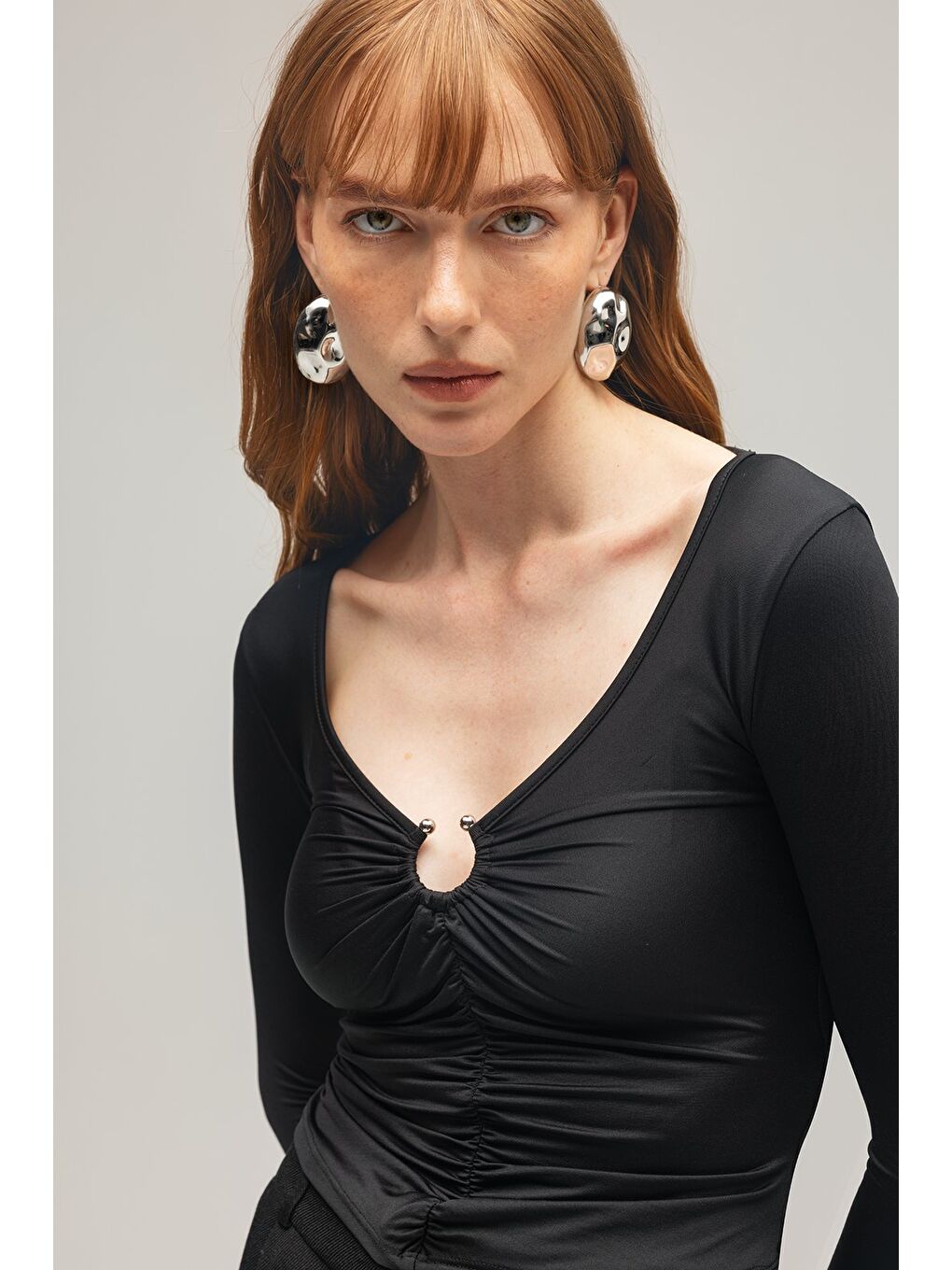 Siyah Kadın Uzun Kollu Metal Aksesuarlı Örme Bluz - Derin Yaka Detaylı-1