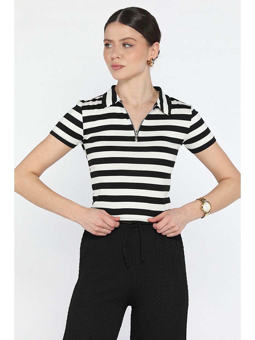 Siyah Polo Yaka Yarım Fermuarlı Çizgi Desenli Tişört-1