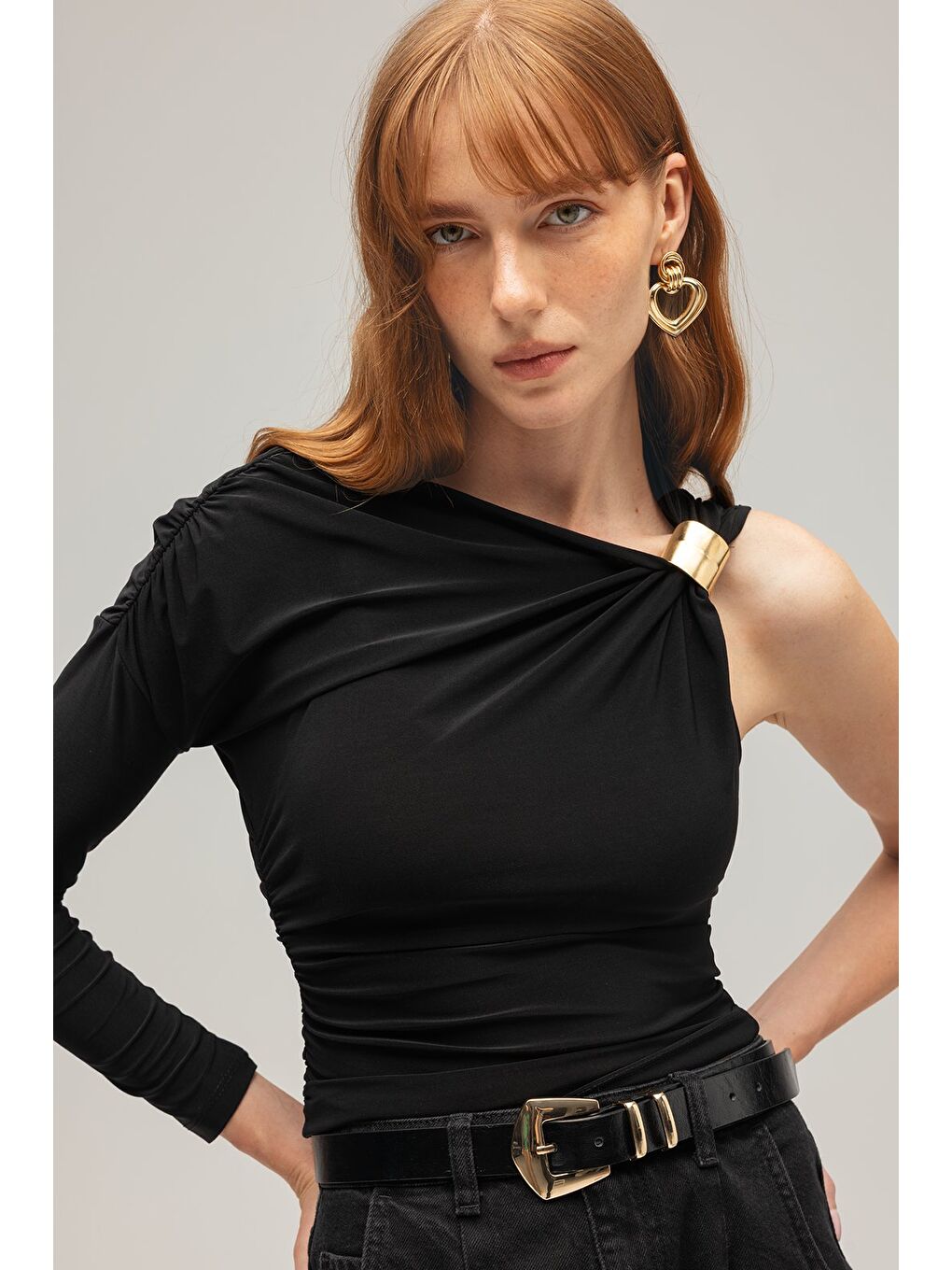 Siyah Kadın Tek Omuz Gold Tokalı Asimetrik Örme Bluz