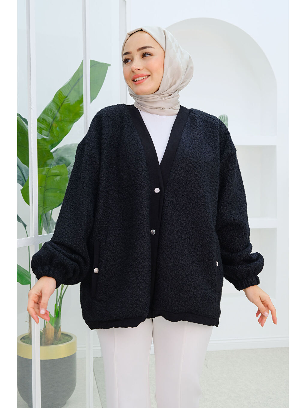 Düğme Detay Buklet Hırka Siyah-4