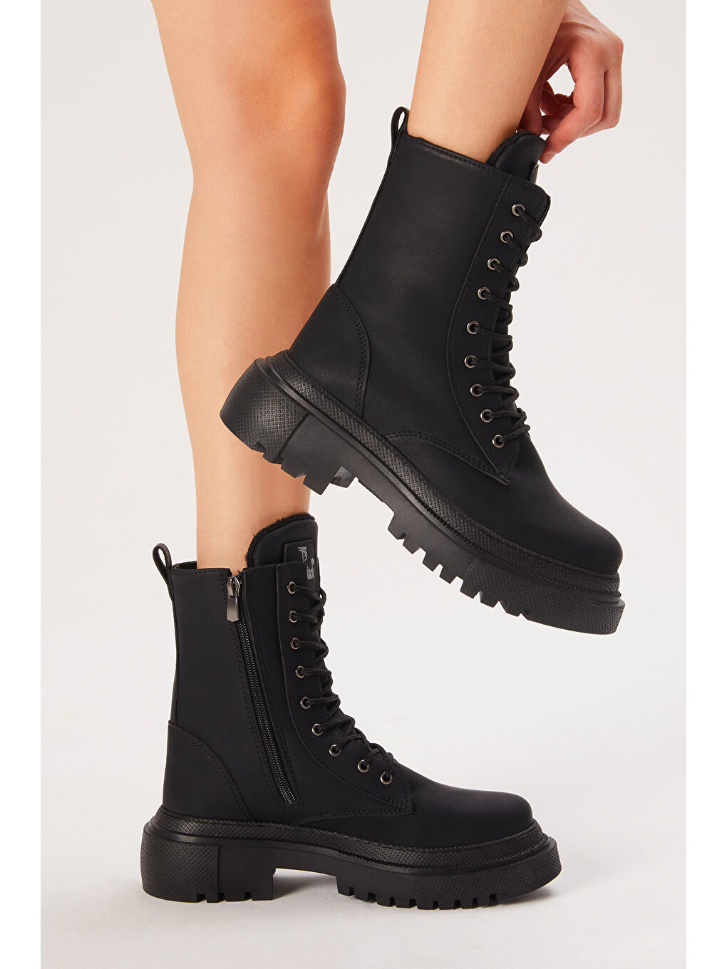 Kadın Siyah Cilt Rahat Kalıp Kalın Taban Bağcıklı ve Fermuarlı Bot-3