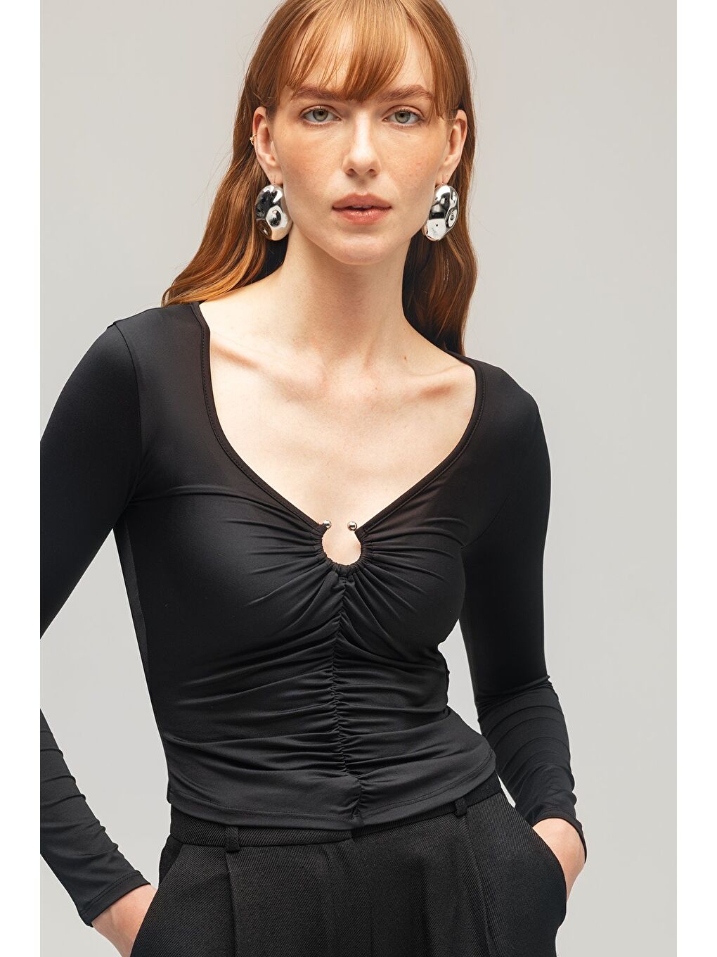 Siyah Kadın Uzun Kollu Metal Aksesuarlı Örme Bluz - Derin Yaka Detaylı-3