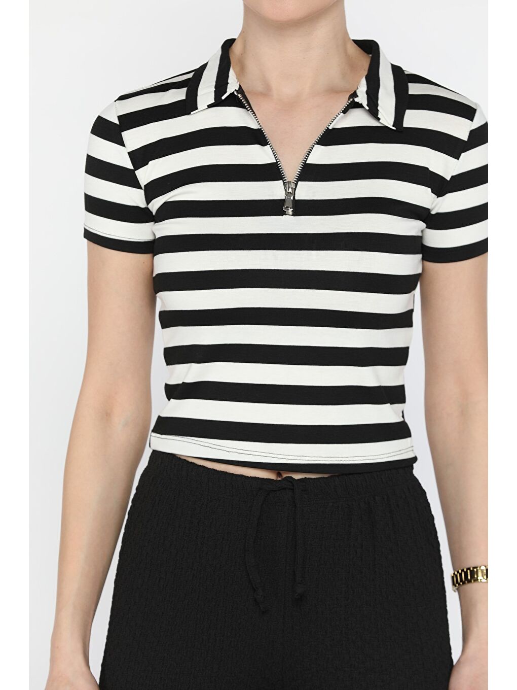 Siyah Polo Yaka Yarım Fermuarlı Çizgi Desenli Tişört-3